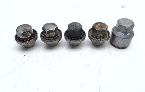 Volvo V40 Anti-theft wheel nuts and lock