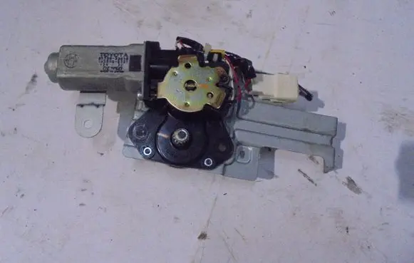 Toyota RAV 4 (XA20) Sunroof motor/actuator 