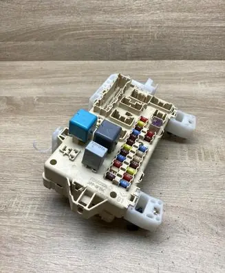 Toyota Corolla Verso AR10 Fuse module 892210F010