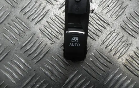 Subaru Outback (BS) Electric window control switch 83071AL092 T9590