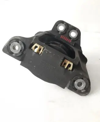 Volvo XC90 Engine mount bracket