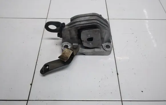 Volvo XC70 Engine mount bracket