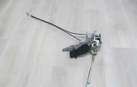 Isuzu N Series Front door lock 39334