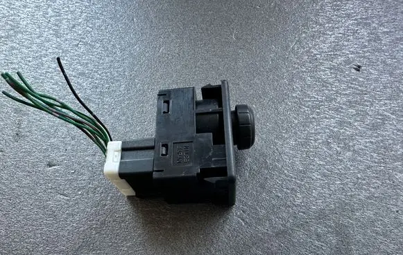 Nissan Patrol Y61 Wing mirror switch 25570BM400