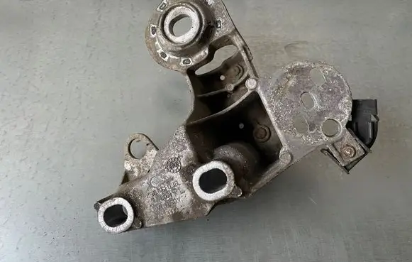 Audi A4 S4 B6 8E 8H Engine mounting bracket 8E0199352