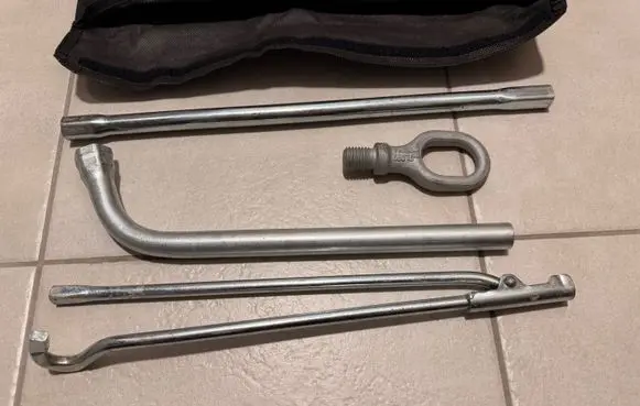 Volkswagen Amarok Wheel nut wrench 