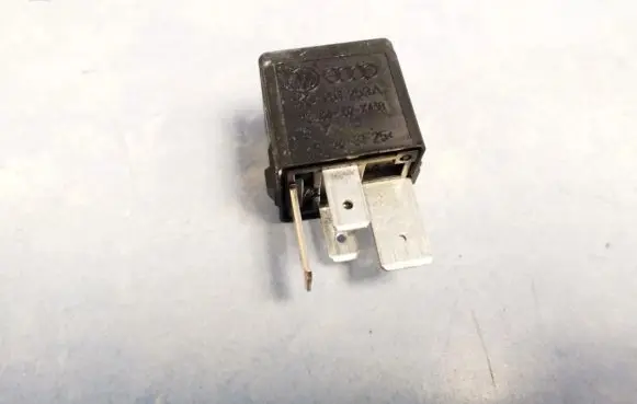 Volkswagen Touran I Other relay 1K0951253A V23134-J52-X430