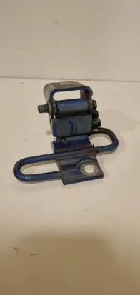 Volkswagen Touran I Front door lower hinge 1T0831411C