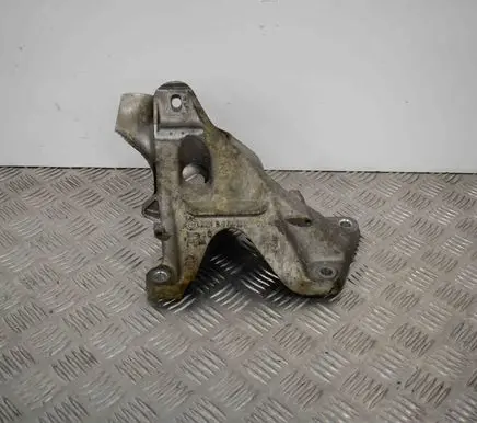 BMW 3 E90 E91 Engine mounting bracket 6779368