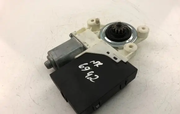 Volvo S40 Front door window regulator motor 30710157