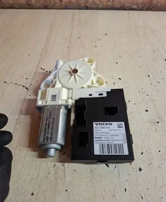 Volvo V50 Front door window regulator motor 30773901AA 976589104 220712110117