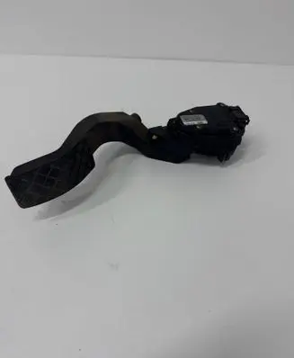 Accelerator throttle pedal