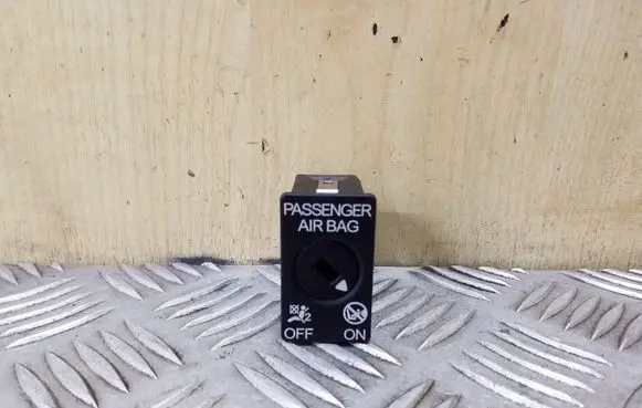 Passenger airbag on/off switch