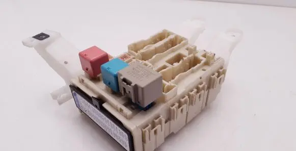 Toyota Auris 150 Fuse module 8273002130A 02098F23 15768D12