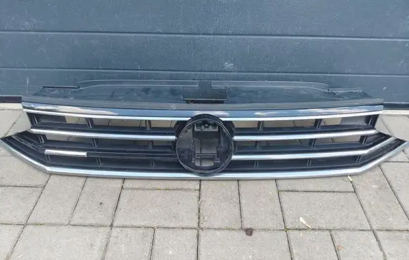 Volkswagen PASSAT B8 Front bumper upper radiator grill 3G0853651
