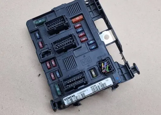 Citroen C3 Fuse module 9643498880