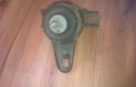 Engine mount bracket