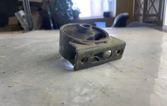 Jeep Compass Engine mount bracket 05105577AB
