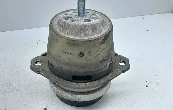 Audi Q7 4L Engine mount bracket 7L6199131A