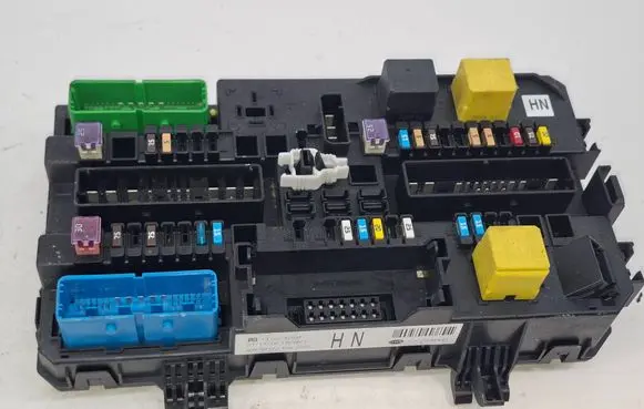 Opel Astra H Fuse module 5DK00866943 13220829M