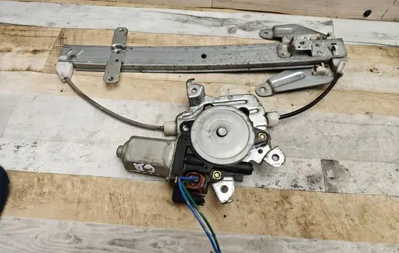 Nissan X-Trail T30 Rear door window regulator with motor 8073089013