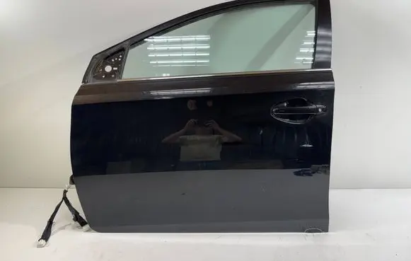 Toyota Auris E210 Front door
