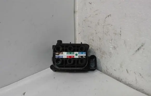Audi A8 S8 D4 4H Air suspension valve block 4H0616013