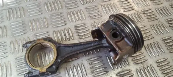 Opel Astra G Piston with connecting rod 9047