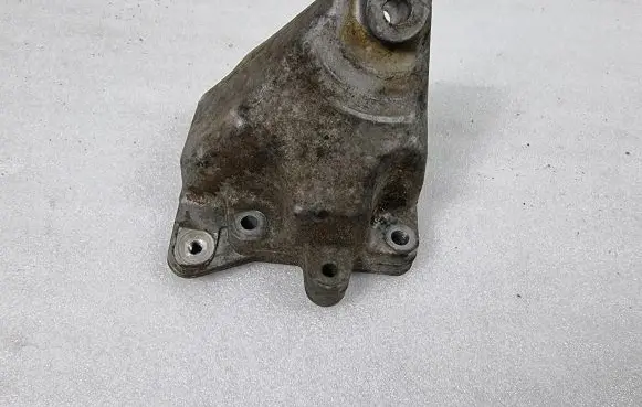 Mercedes-Benz SLK R171 Engine mounting bracket A2722231704 2722231704