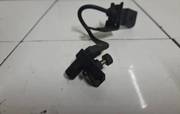 BMW 3 E46 Camshaft position sensor 0281002477