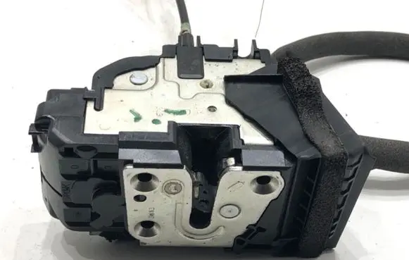 Nissan Juke I F15 Front door lock