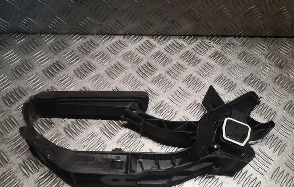 Accelerator throttle pedal