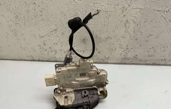 Volkswagen Tiguan Front door lock 3C1837015A