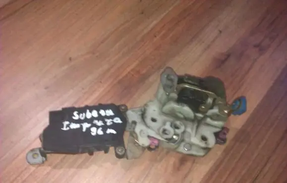 Subaru Impreza I Front door lock