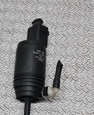 Volkswagen PASSAT B6 Windscreen/windshield washer pump 1K5955651
