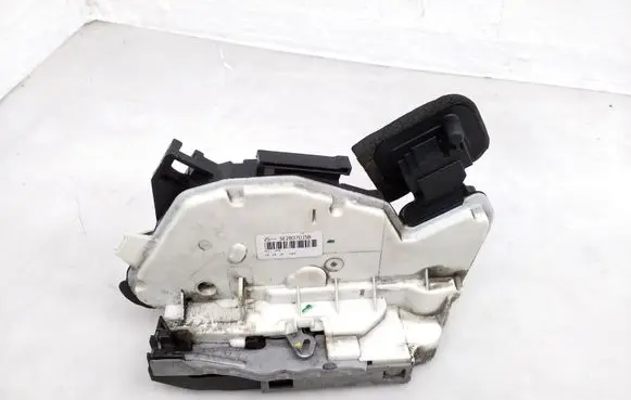 Volkswagen PASSAT B8 Front door lock 5E2837015B