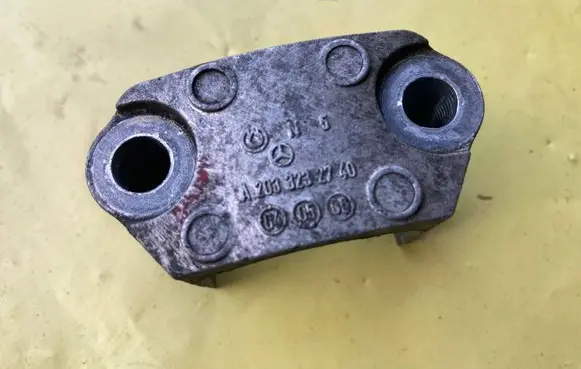 Mercedes-Benz C W203 Sway bar bush bracket, front A2033232740
