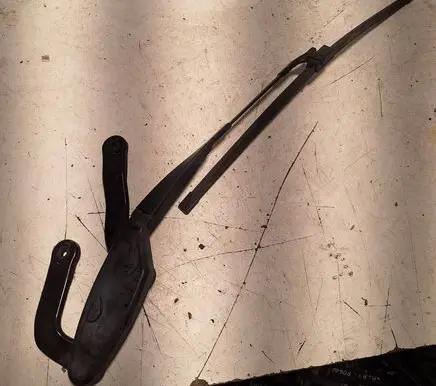 Front wiper blade arm