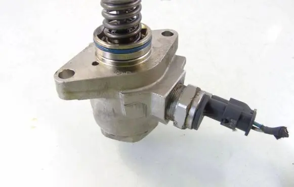 Skoda Fabia Mk3 (NJ) Fuel injection high pressure pump 04E127026AA