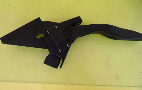 Ford Mondeo Mk III Accelerator throttle pedal 2S719F836CA