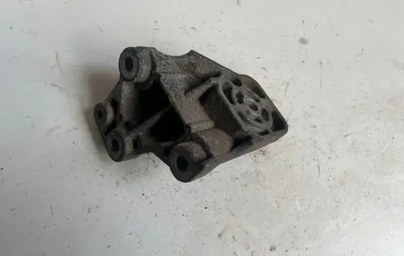 Volvo V70 Engine mounting bracket 86341232