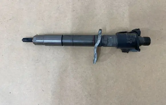Volvo V40 Fuel injector 31303238