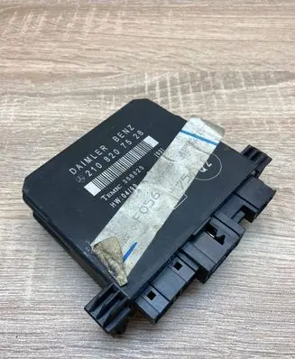 Mercedes-Benz E W210 Door control unit/module 2108207526 356825