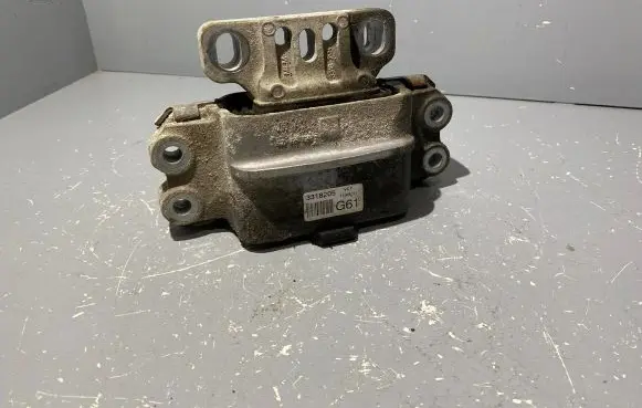 Volkswagen Golf Plus Engine mount bracket 3318205