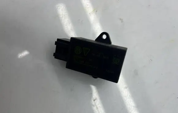 Volkswagen Touran I Seat heating relay 7L0959772