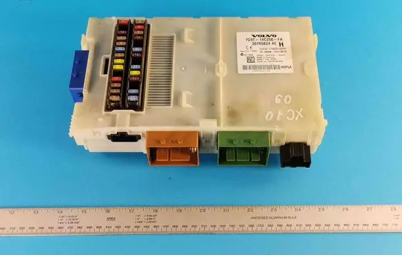 Volvo V70 Fuse module 30765624AE 7G9T14C256FA