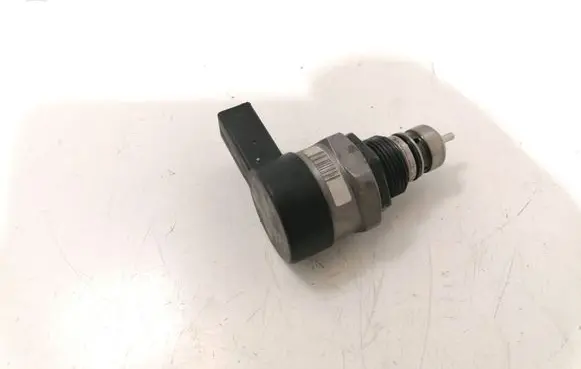 BMW 3 E90 E91 Fuel pressure regulator 0281002481 13736651
