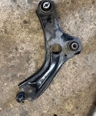 Renault Captur II Front lower control arm/wishbone 045814R