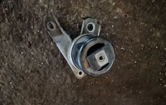 Volvo S80 Engine mount bracket