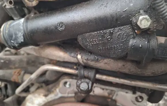 Volkswagen Touran I Engine coolant pipe/hose 038121132g